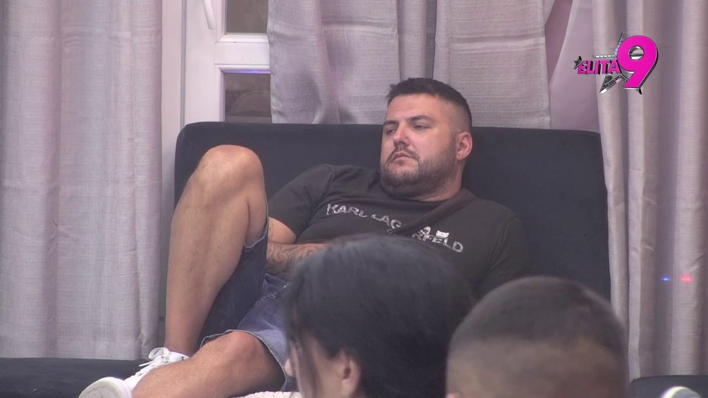 OPŠTI HAOS ZA CRNIM STOLOM, LETI PERJE: Bukti rat Asminove bivše i sadanje, on se umešao pa isponižavao Aneli! (VIDEO)