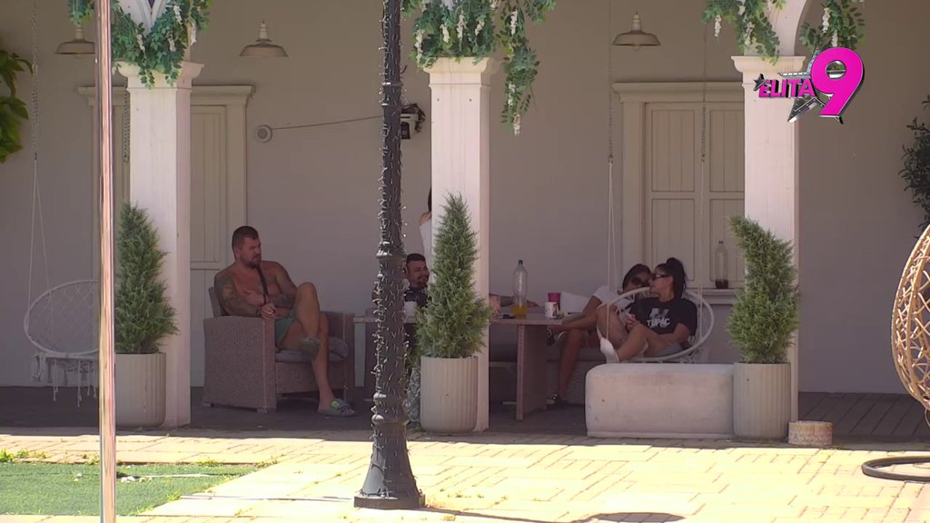 Zamisli ona se zagrlila sa Aneli... Kačavenda glavna tema u svim ćoškovima, Janjuš gleda i ne veruje kako se žena blamira! (VIDEO)