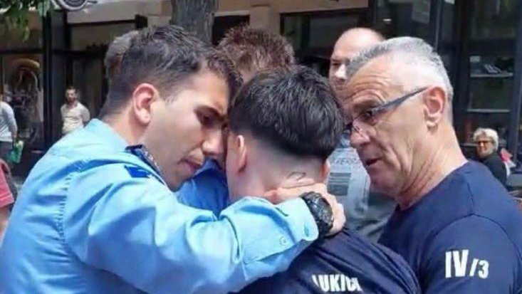NASTAVLJA SE KURTIJEV TEROR!  Pripadnik tzv. kosove policije brutalno napao srpskog maturanta u Severnoj Mitrovici: HVATAO GA ZA VRAT NANEVŠI MU POVRE