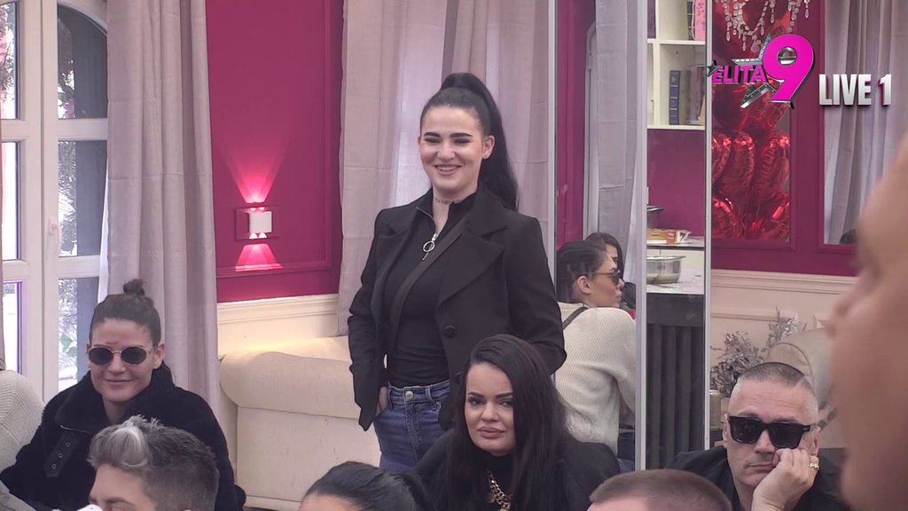 ONA JE NAŠA SPRDNJA: Hana istakla da Sandru ne vidi kao pretnju jer liči na TRANSVESTITA, Todićeva joj objavila hladan rat: TEK ĆU DA TE ŽIVCIRAM! (VIDEO)