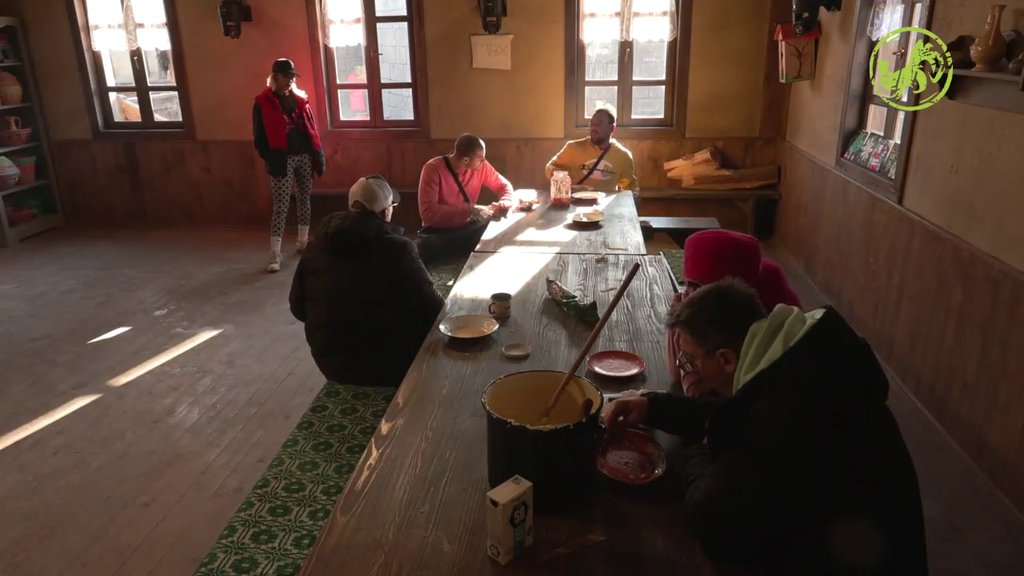 RED SVAĐE, RED PESME! Boža Džons i Peca ukrstili glasove, pa napravili pravu ŽURKU na imanju (VIDEO)