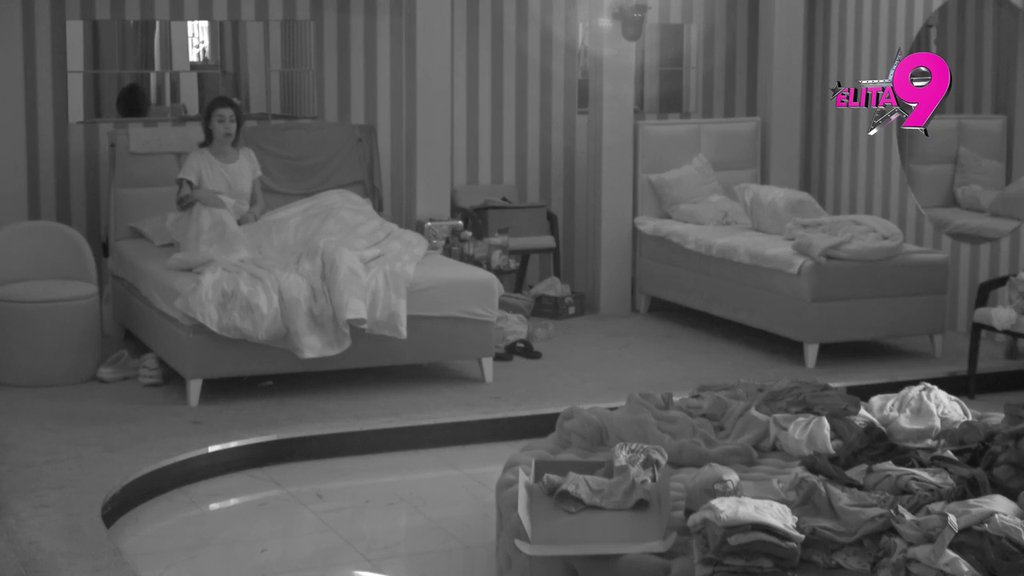 Celu noć sedi pored mene kao drvena Marija: Mina i Viktor ponovo ušli u nesuglasice, ona ga ponovo moli za zrno pažnje! (VIDEO)
