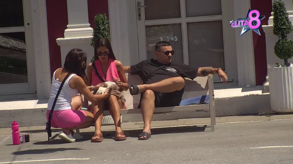 DUŠA TI SMRDI: Anđela popucala po šavovima nakon što je Bebica želeo da je pomeri sa garniture, pa mu uputila SALVU UVREDA! (VIDEO)