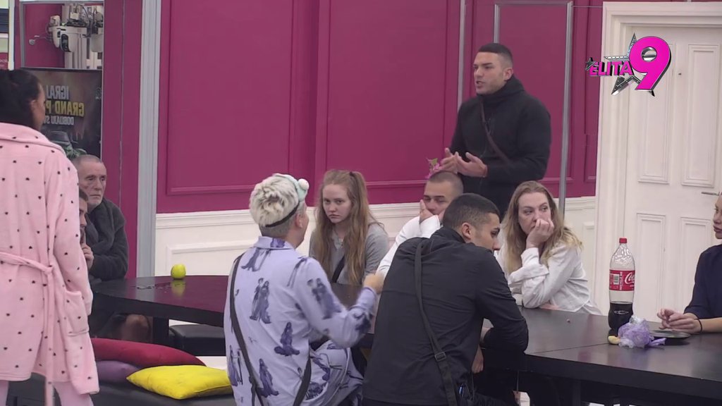 Plakao si mi u stanu da želiš da pobegneš od mame: Karambol u Eliti! Anđelo i Anita tresu zidove urlicima, žestokom okršaju nema kraja (VIDEO)