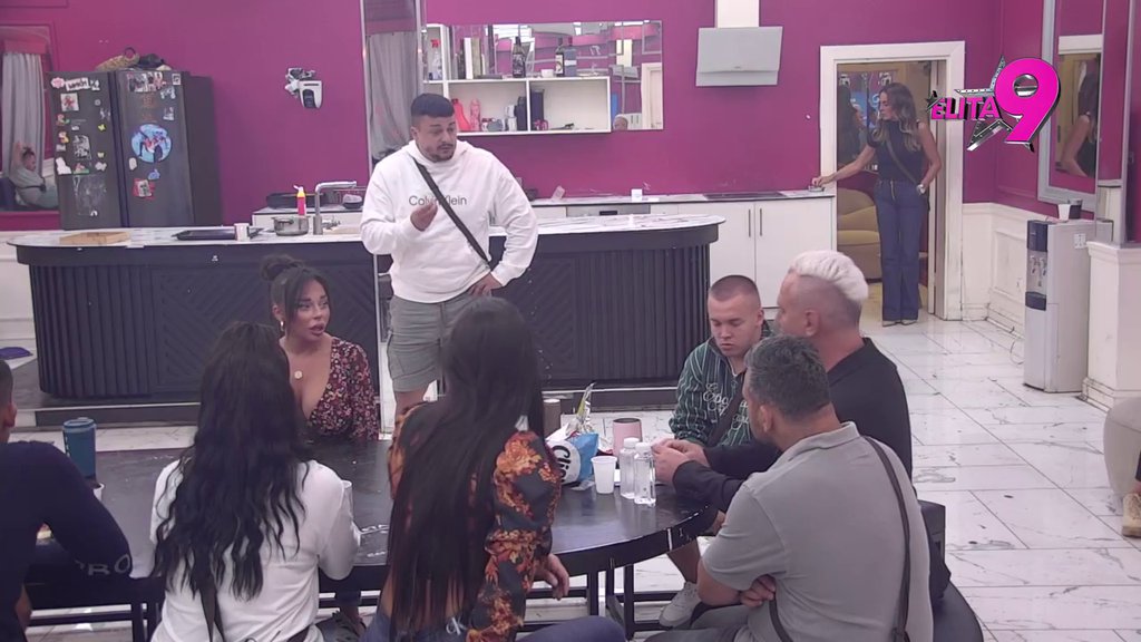 DOŽIVEO JE DA NEMA SVOJ IDENTITET: Totalni udar od strane učesnika na Asminovu i Majinu vezu! (VIDEO)