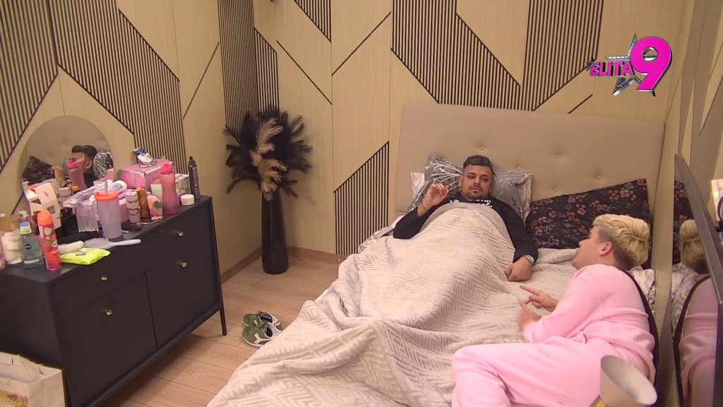 ŠTA TI RADIŠ TU?! Uroš došao kod Bore na krevet, Anastasija ULETELA U REHAB KAO FURIJA, i počela da viče! (VIDEO)