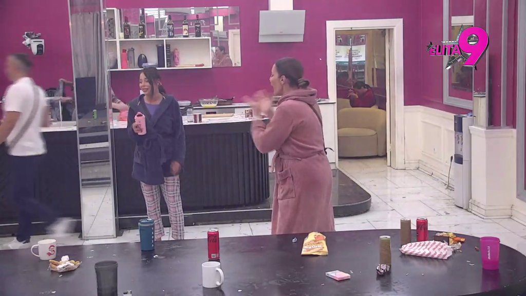 Ostala bez poslednje slamke spasa! Sofija se nakačila na Kačavendu da joj pruži podršku, ona je isponižavala: Terza pere gaće od fana! (VIDEO)