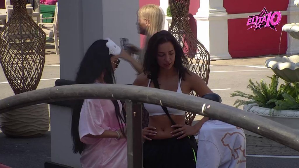 Ljubila sam se, sve sam stigla, odradila u fulu! Laura preponosna na svoje predstavljanje tokom žurke, Toša sluša i ne veruje (VIDEO)