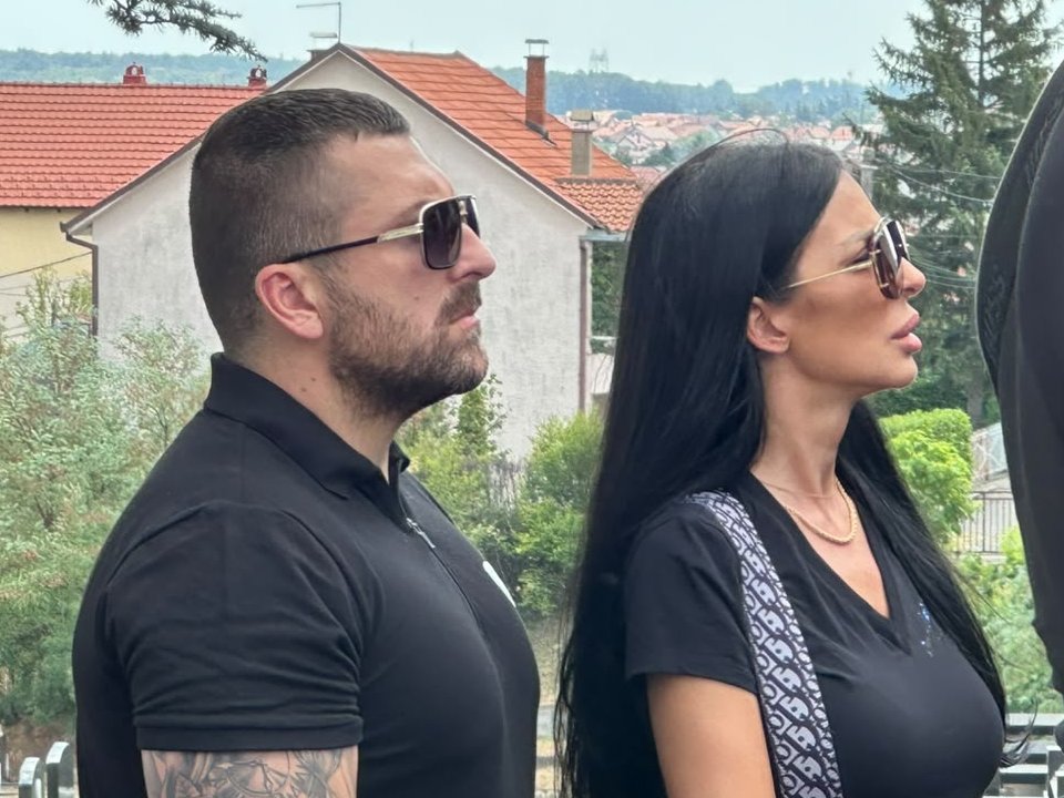 Milan Milošević stigao na groblje u Sremčici: Došao da bude uz Boru Santanu na sahrani njegovog oca (FOTO)