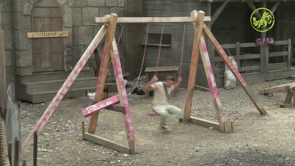 'KUDA IDU OSTAVLJENE DEVOJKE...' Boža Džons seo na ljuljašku pa pao u sevdah (VIDEO)