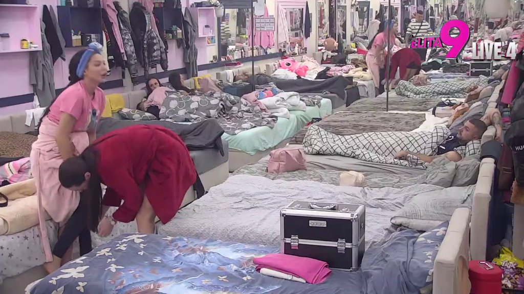 Ne skida pogled sa nje dok se presvlači: Asmin kao potčko legao u krevet u spavaćoj sobi samo da bi odmerio Maju (VIDEO)