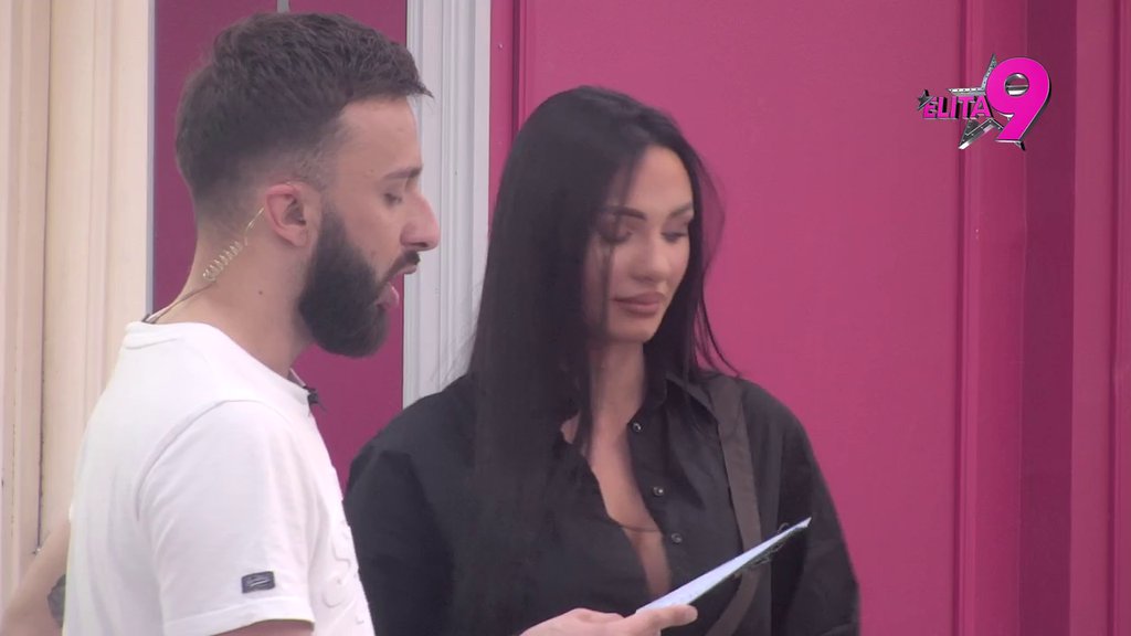 Stigli praznični pokloni za učesike Bele kuće! Vanja Živić se iznenadila što joj nije stigla čestitka od OVE osobe: (VIDEO)