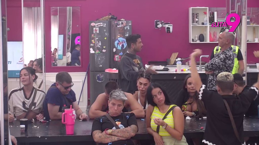 Šta će meni pozdravi tvoje mame i tate? Ivan rešio da RAZBUCA Filipa, razotkrio njegove namere: Navlačiš Aneline hejtere da doguraš do PRVOG MESTA (VIDEO)