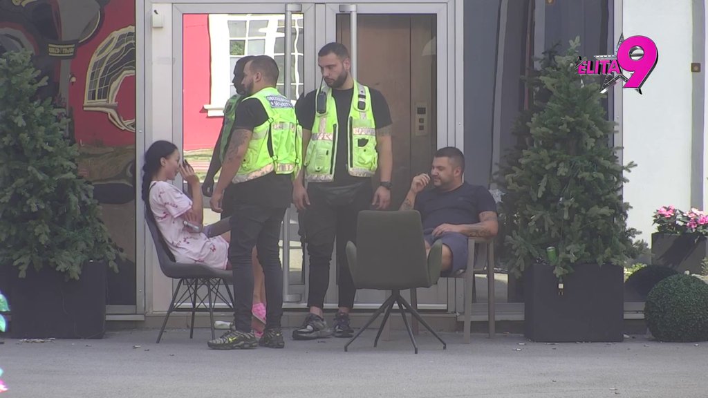 Maja potpuno RAZLUDELA Asmina! Gađao je JASTUCIMA, pa psovao sve živo i mrtvo, obezbeđenje imalo pune ruke posla! (VIDEO)