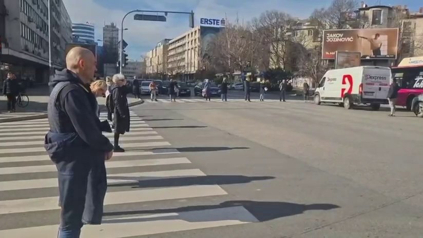 UKIDAJU GRAĐANIMA I OSNOVNO PRAVO! Separatista Dinko Gruhonjić po svaku cenu maltretira narod u Novom Sadu (VIDEO)