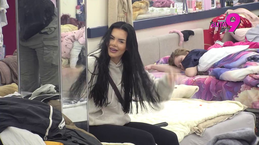 Bitno joj je da ujutru skače, da snima klipove za p*rnhab, a ne njen sin! Aneli rešila da Anitu zakuca za dno! (VIDEO)