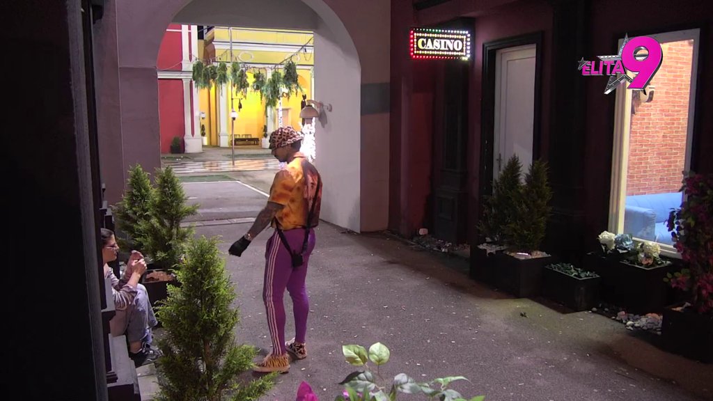 Boginjino ime postalo sinonim za brutalno poniženje: Moli Đukića svim silama da je poljubi, on čak ni to ne želi! (VIDEO)