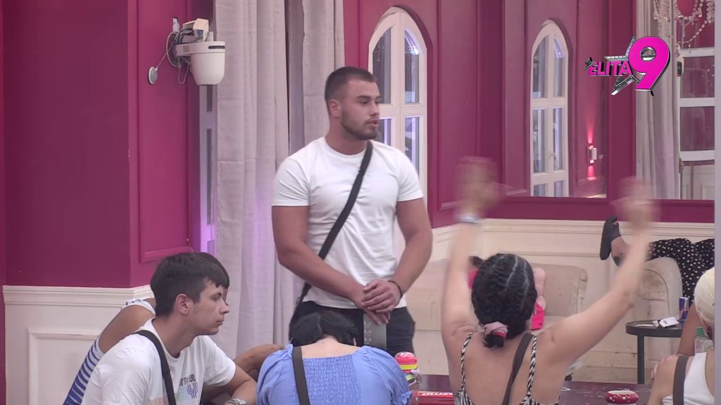 Žvalavo smeće malo, ti si komentarisao moje grudi! Viktor pustio krila, Kačavenda ga sasekla u korenu! (VIDEO)