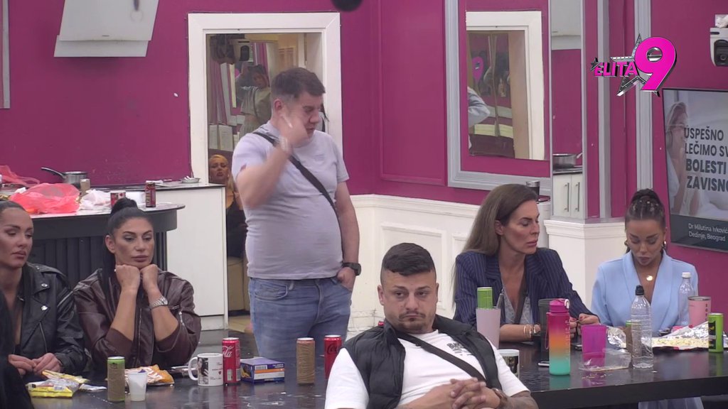 POKUŠAO DA SE OPERE: Asmin zamera Maji što priča sa ljudima, a on nju ogovara sa Marinkovićem, pa joj zamerio što neće da se menja zbog njega (VIDEO)