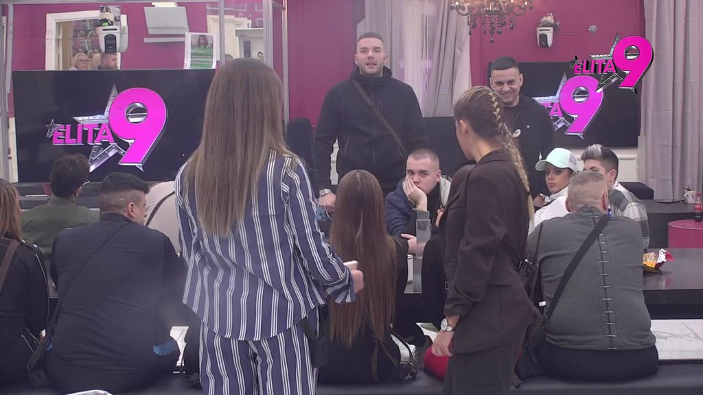 Fetišar raspali, bis*ksualac: Kačavenda nastavila da otkriva šok detalje afere s Anđelom, njemu pukao film: Što me nisi odj*bala ako ti je bilo neprijatno? (VIDEO)