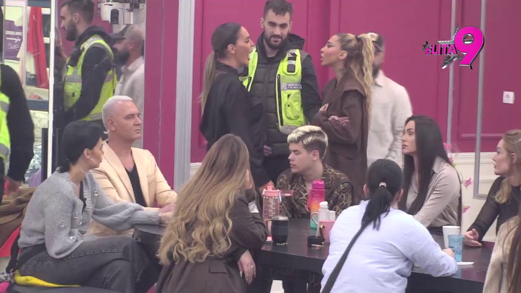 Obezbeđenje napravilo živi zid! Kačavenda i Aneli u nikad brutalnijem sukobu, Luka podivljao i zaurlao na Sofiju: Hajde da pričamo o Tetovu i koliko godina ima MEDA (VIDEO)