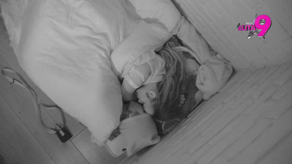 Sve strastvenije i strastvenije! Đukić i Teodora na sve načine pokušaju da se obuzdaju, zavukli se pod jorgan i sve vreme se mazili (VIDEO)