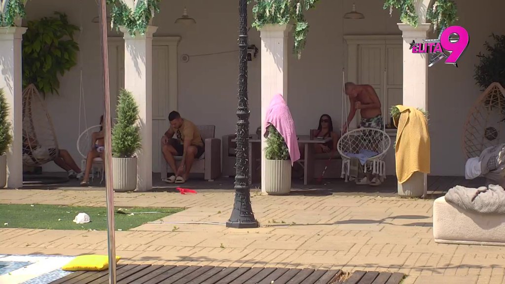 Uradila je iz kompleksa prema Žani: Opšta pljuvačina po Vanji i njenoj silikonskoj zadnjici! (VIDEO)