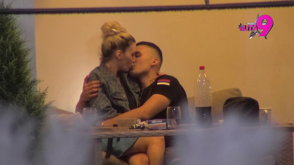 Ne mogu da se obuzdaju! Murat dohvatio Sunčicu, pršte poljupci u dvorištu (VIDEO)
