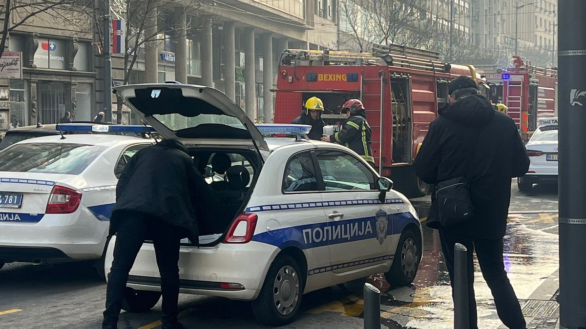 ŽENA SE ZAKUCALA U KAFIĆ PUN GOSTIJU: Užas u Ulici vojvode Stepe, očevidac opisao sve: Prešla u suprotnu traku i...