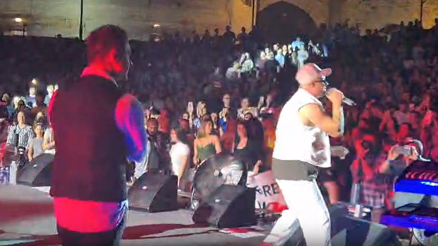 DOMAĆINSKI U NIŠU: Tropiko i Amadeus bend zapevali na letnjoj pozornici Niške tvrđave, publika u potpunom transu (VIDEO)