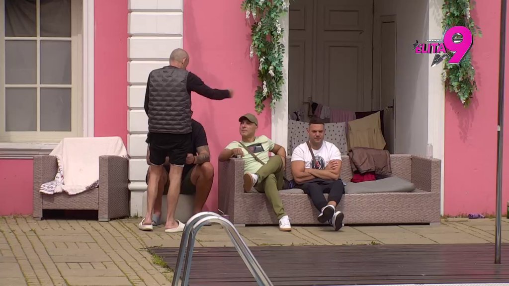 U mom prisustvu, one se neprimetne: Lepi Mića se pohvalio kolika je zvezda napolju, svi ljudi jure samo s njim da se slikaju! (VIDEO)