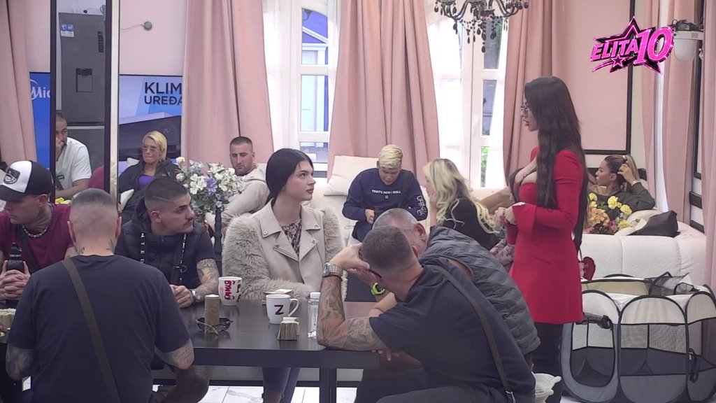 Podela izvinjenja: Dajte Slađi Krnjajić nadimak 'Nemoj da zameriš', danas nema kome se nije dodvorila! (VIDEO)