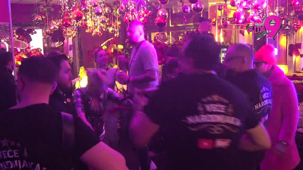 Kao u stara dobra vremena: Aneli i Janjuš nikad prisniji, on ne pušta njenu ruku! (VIDEO)