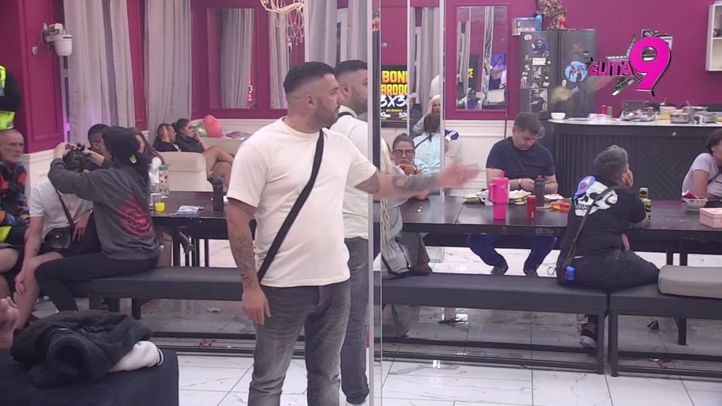 DOTAKAO DNO! Asmin pokazao da je nula od muškarca, iz nemoći bacio novac Staniji u lice, pa udario na Cara (VIDEO)