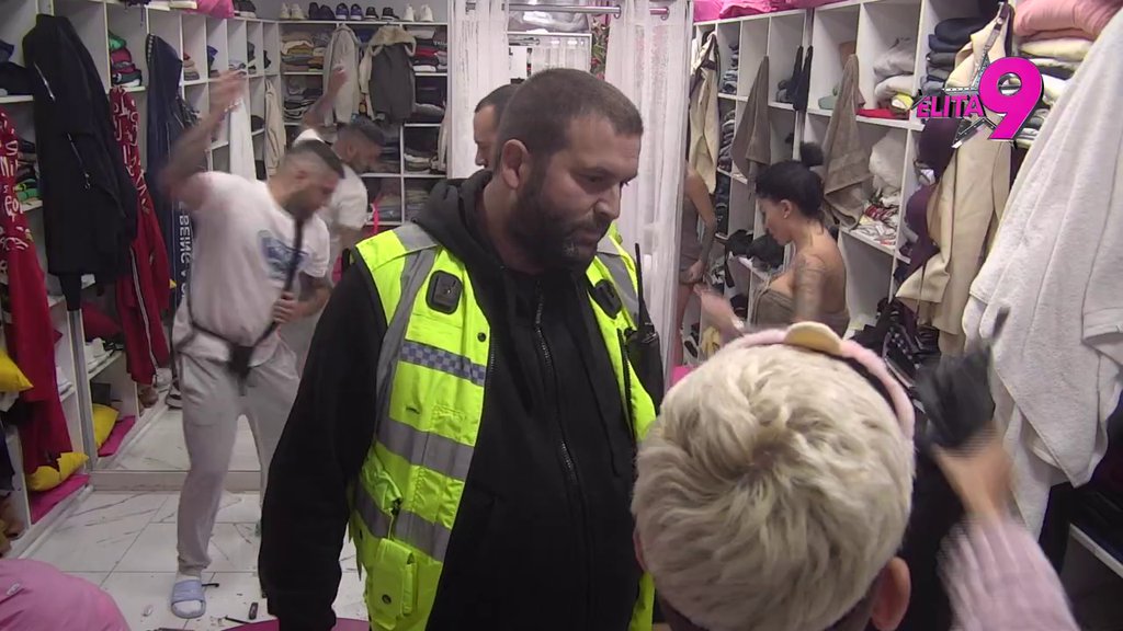 Karambol u Eliti: Alibaba slomio Urošu kofer sa šminkom u paramparčad, sve leti po garderoberu! (VIDEO)