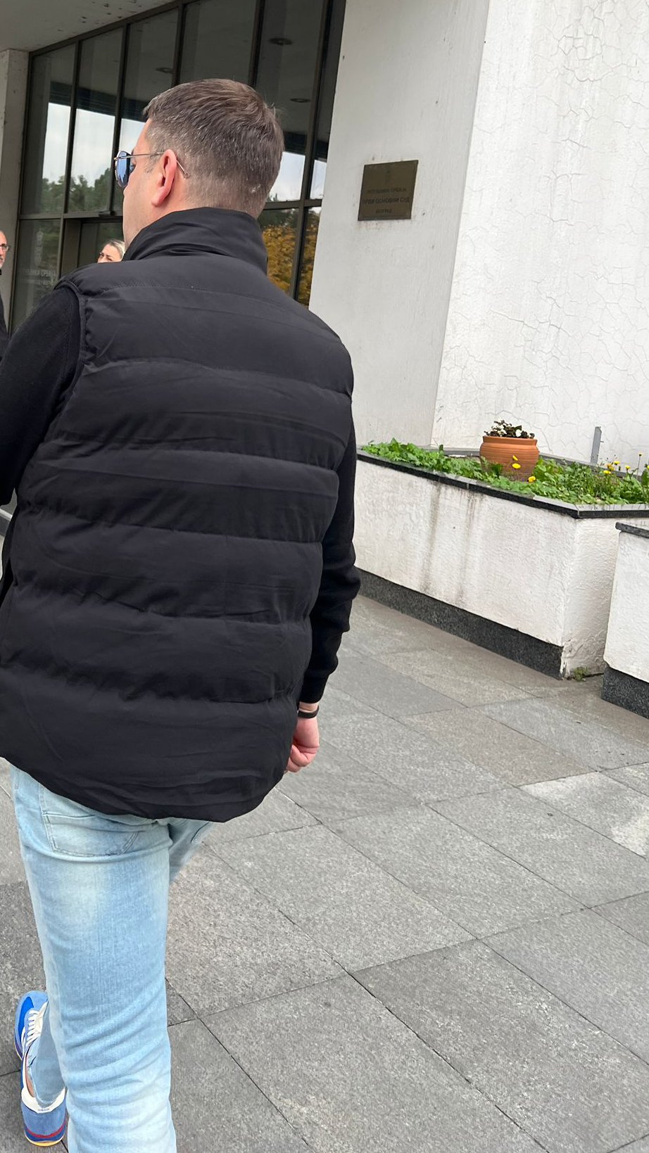 OČI U OČI: Ivan Marinković stigao na suđenje sa Žanom Omniom! Vreme je za suočavanje ljutih neprijatelja! (FOTO+VIDEO)