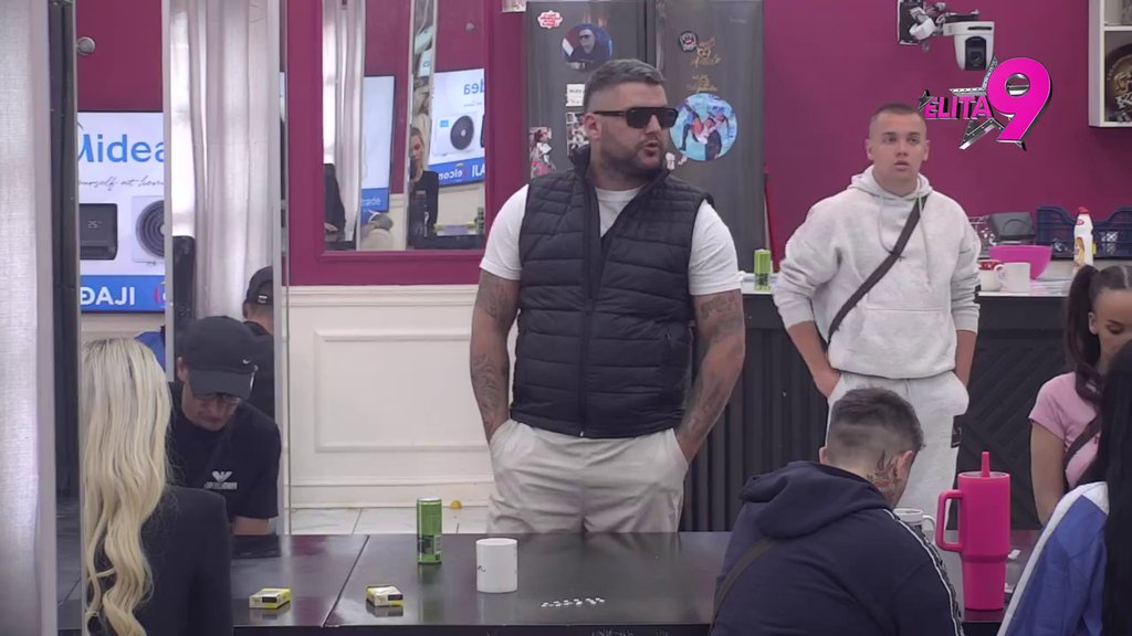 DA SU MI MAMA I TATA DOŠLI... Asmin rešio da Maju brani od svih! Stavio je na sam vrh liste najvećih prioriteta, učesnicima popadale vilice od šoka! (VIDEO)