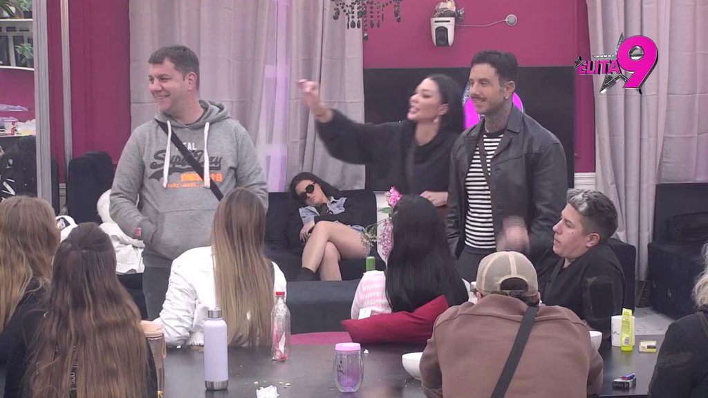 SRAMNO PONAŠANJE: Teodora blati Bebicu nakon što je video kako je Asmin mazi po butini, Maja šokirana njenim postucima, Filip preko toga ne prelazi (VIDEO)