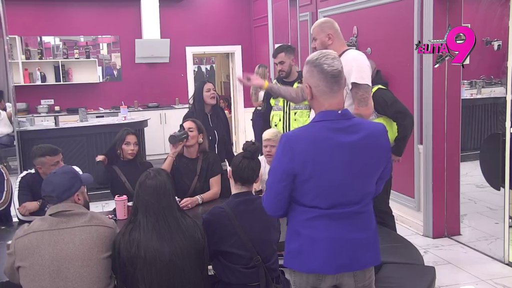 METEŽ U BELOJ KUĆI: Jovana pevačica osula RAFALNU PALJBU po Janjušu, on zapenio jer je sklopila PAKT sa Kačavendom protiv njega! (VIDEO)