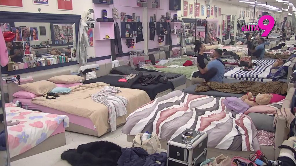 Od gađenja do strasti za samo nekoliko minuta! Maja ponovo pokazala koliki želudac ima, uzjahala Asmina iako joj se gadi (VIDEO)