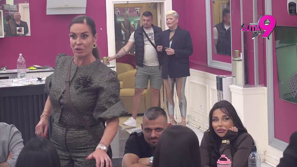 Šlihtala se i spuštala loptu: Dača urnisao Sofiju zbog loše podele budžeta, ona ne skida osmeh s lica! (VIDEO)