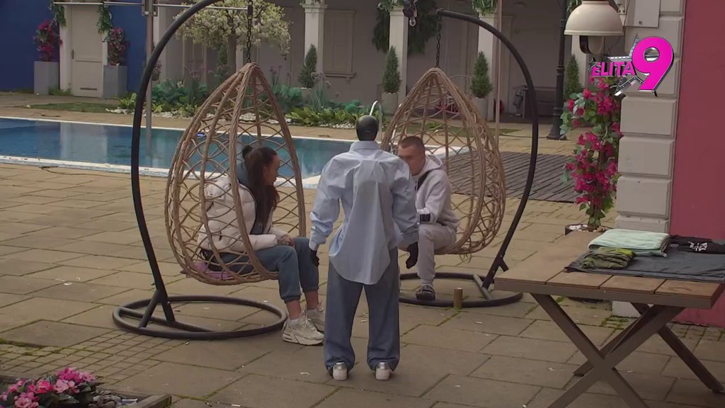 SVOJE NE ZNA, ALI TUĐE PROBLEME RADO REŠAVA! Teodora Delić izanalizirala sukob Hane, Aneli i Neria! (VIDEO)