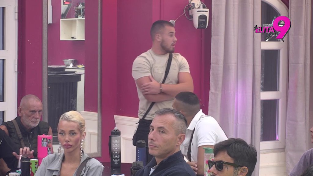 Niko ne može da otvori oči Mini Vrbaški: Svi joj crtaju da ne zanima Viktora, ona nastavlja da tera svoje! (VIDEO)