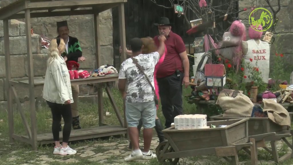 KAD VEĆ SA PITANJIMA NE IDE, MOŽE DA SE ZAPEVA: Peca iskoristio priliku, pa tokom plesa uhvatio Snežu 'malo niže' (VIDEO)