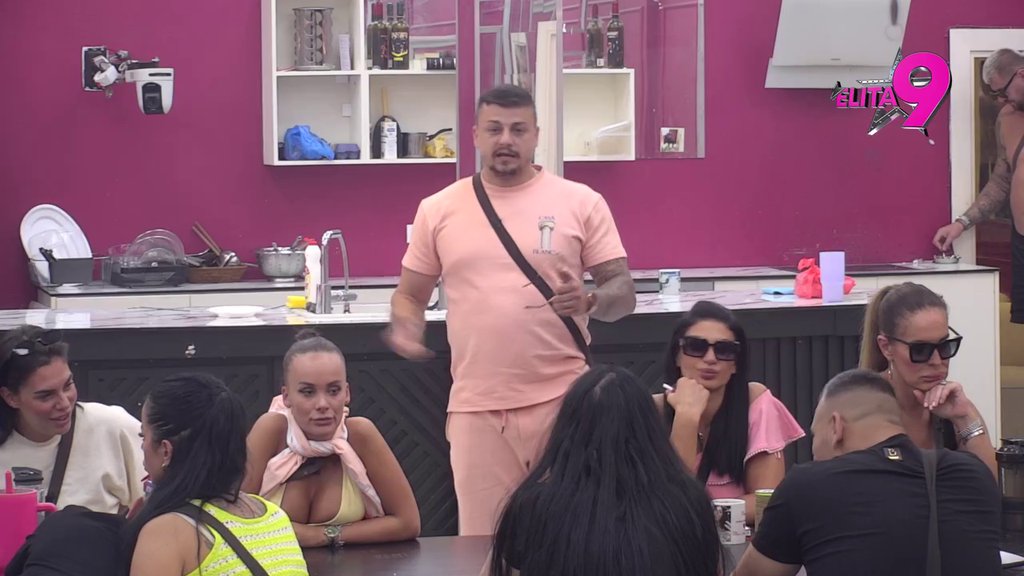 Misli da su sve žene zaljubljene u njega: Aneli na finjaka uterala Filipu i pred svima ga pecnula, on ne skida osmeh s lica! (VIDEO)