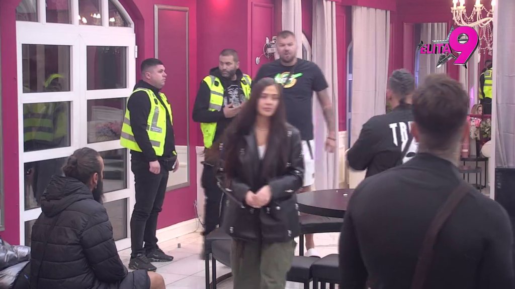 KARAMBOL! Obezbeđenje napravilo živi zid, Janjuš podivljao zbog Ivana Marinkovića, pljušte prozivke (VIDEO)