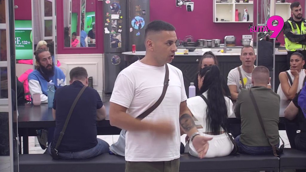 METEŽ U BELOJ KUĆI: Jovana pevačica osula RAFALNU PALJBU po Janjušu, on zapenio jer je sklopila PAKT sa Kačavendom protiv njega! (VIDEO)