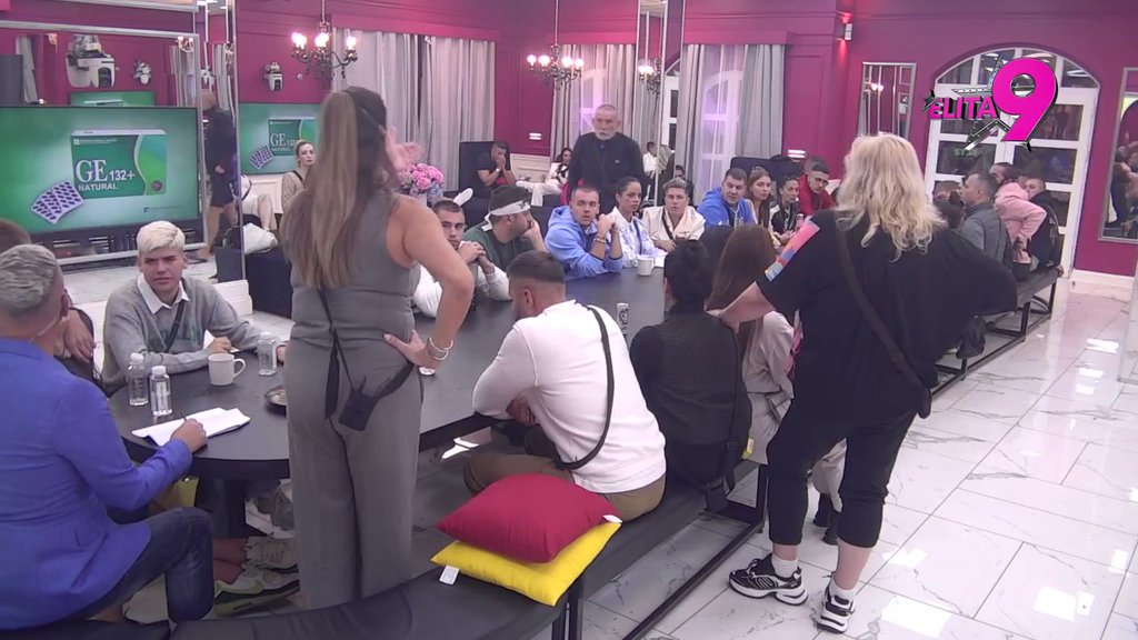 Luka otkrio koje devojke je zapratio iza Anelinih leđa, Kačavenda progovorila o odnosu sa Zoricom, Markovićka ZAPENILA: Ona mi je ravna linija, ako me bude čačkala, videćemo! (VIDEO)