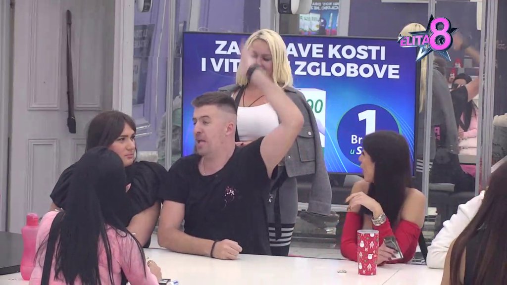 Zamenio kraljicu za dvorsku ludu: Sofija nemilosrdno ponizila Luku zbog Aneli, on joj uzvratio Milicom Veličković, pa Terzu vratio na fabrička! (VIDEO)