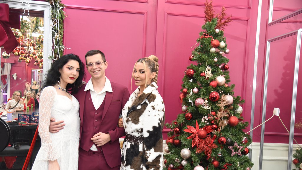 Lažna sloga za Novu godinu: Aneli uspešno odglumila porodičnu idilu, sa osmehom ispozirala sa Hanom i Neriom  (VIDEO)